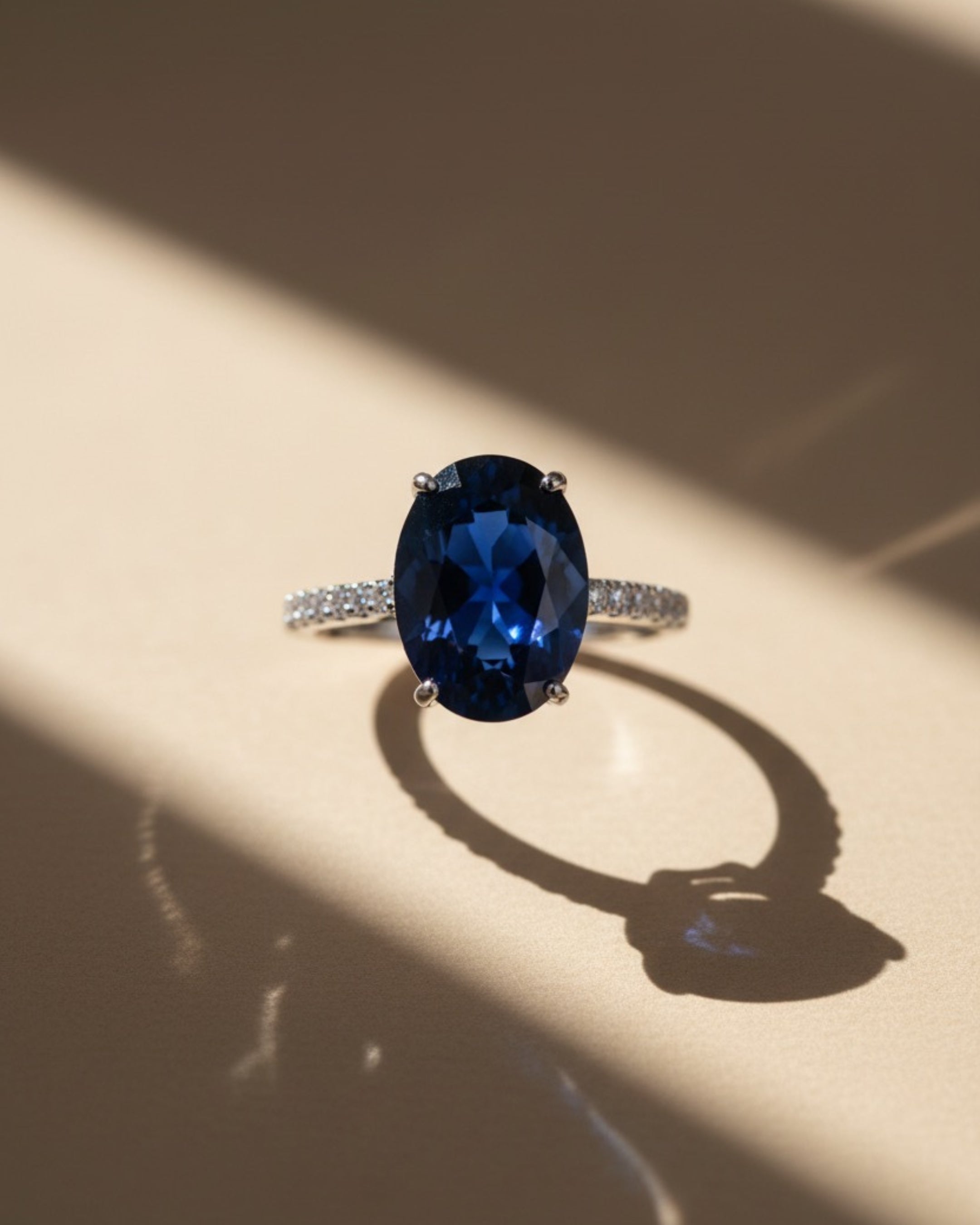 Anillo Deep Sea con pequeñas circonitas blancas engastadas en el brazo.