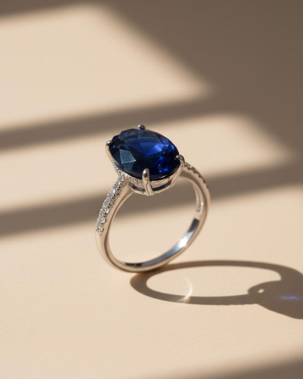 Perfil del anillo Deep Sea con baño de rodio y piedra central azul.