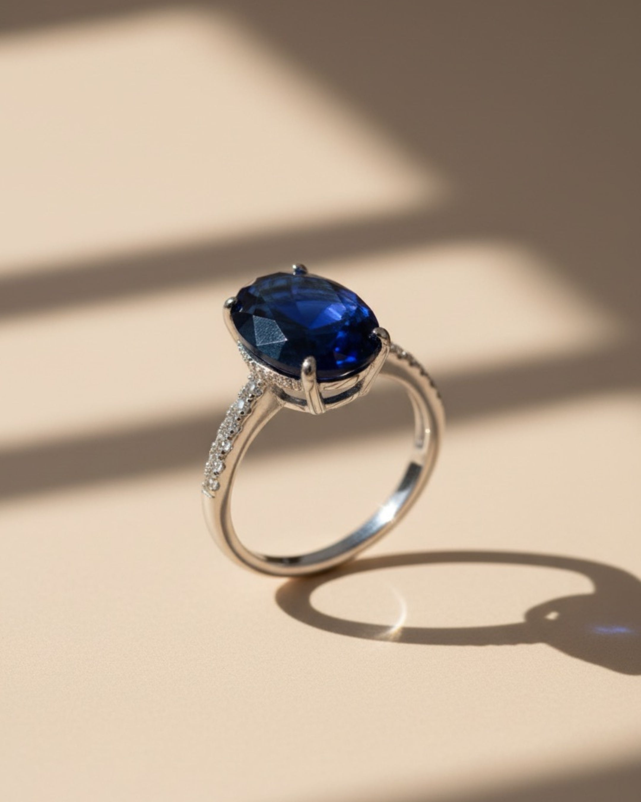 Perfil del anillo Deep Sea con baño de rodio y piedra central azul.