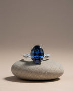 Detalle de anillo Deep Sea con piedra oval azul zafiro de 12 x 10 mm.