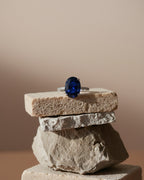 Anillo Deep Sea con gema azul intensa que refleja la luz.