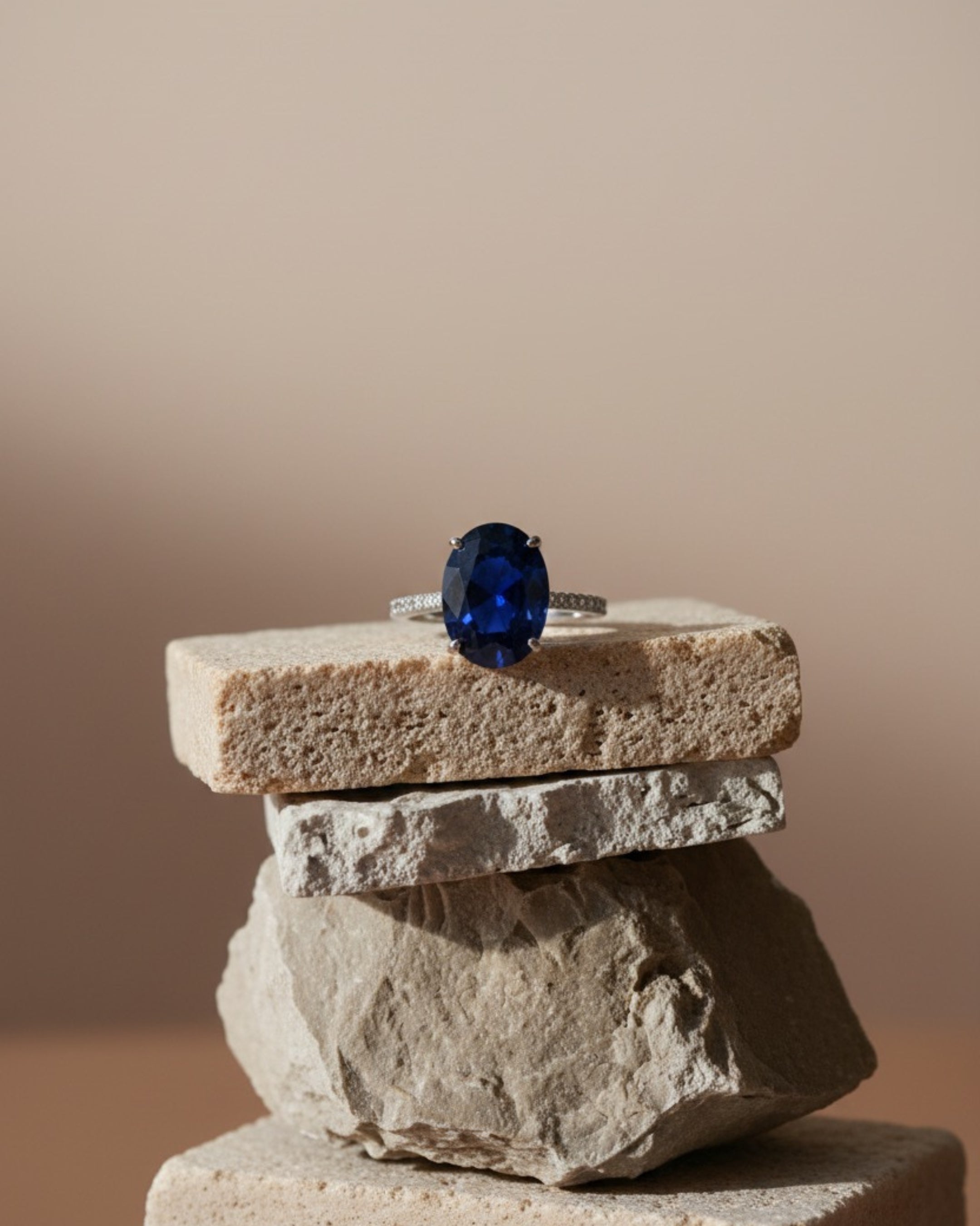 Anillo Deep Sea con gema azul intensa que refleja la luz.