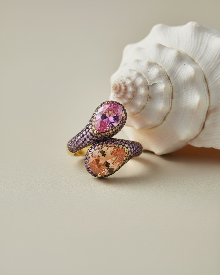 Anillo dorado con piedras de colores en talla pera para mujer.