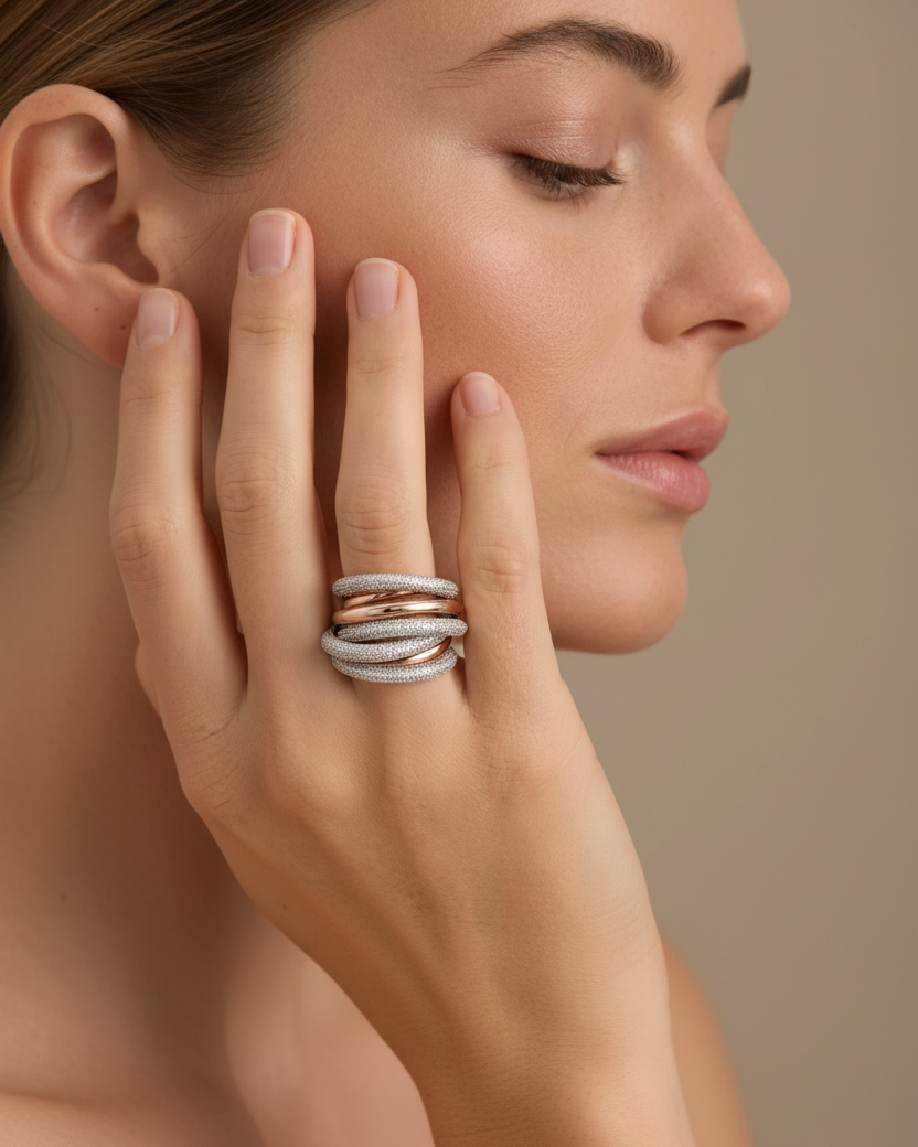 Anillo para mujer con acabado en oro rosa y delicadas circonitas blancas, una joya sofisticada y luminosa de Sibela Studio.