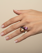 Anillo DUALIS chapado en oro amarillo con piedras de colores y acabado en rodio negro.