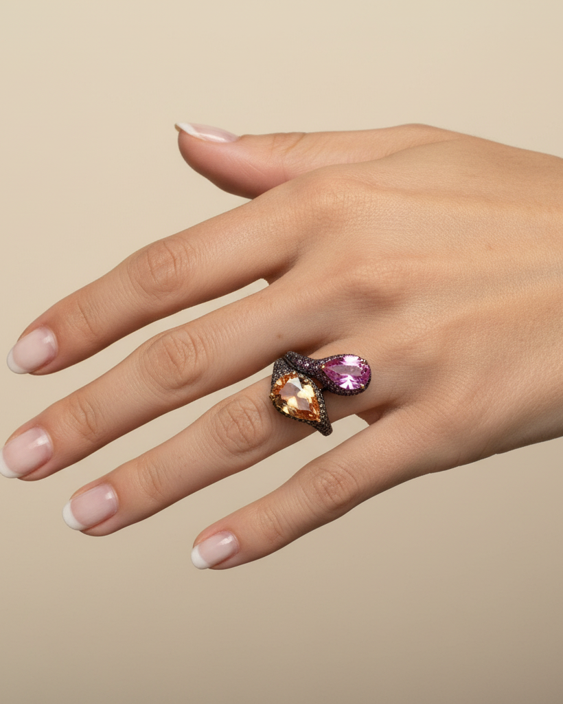 Anillo DUALIS chapado en oro amarillo con piedras de colores y acabado en rodio negro.