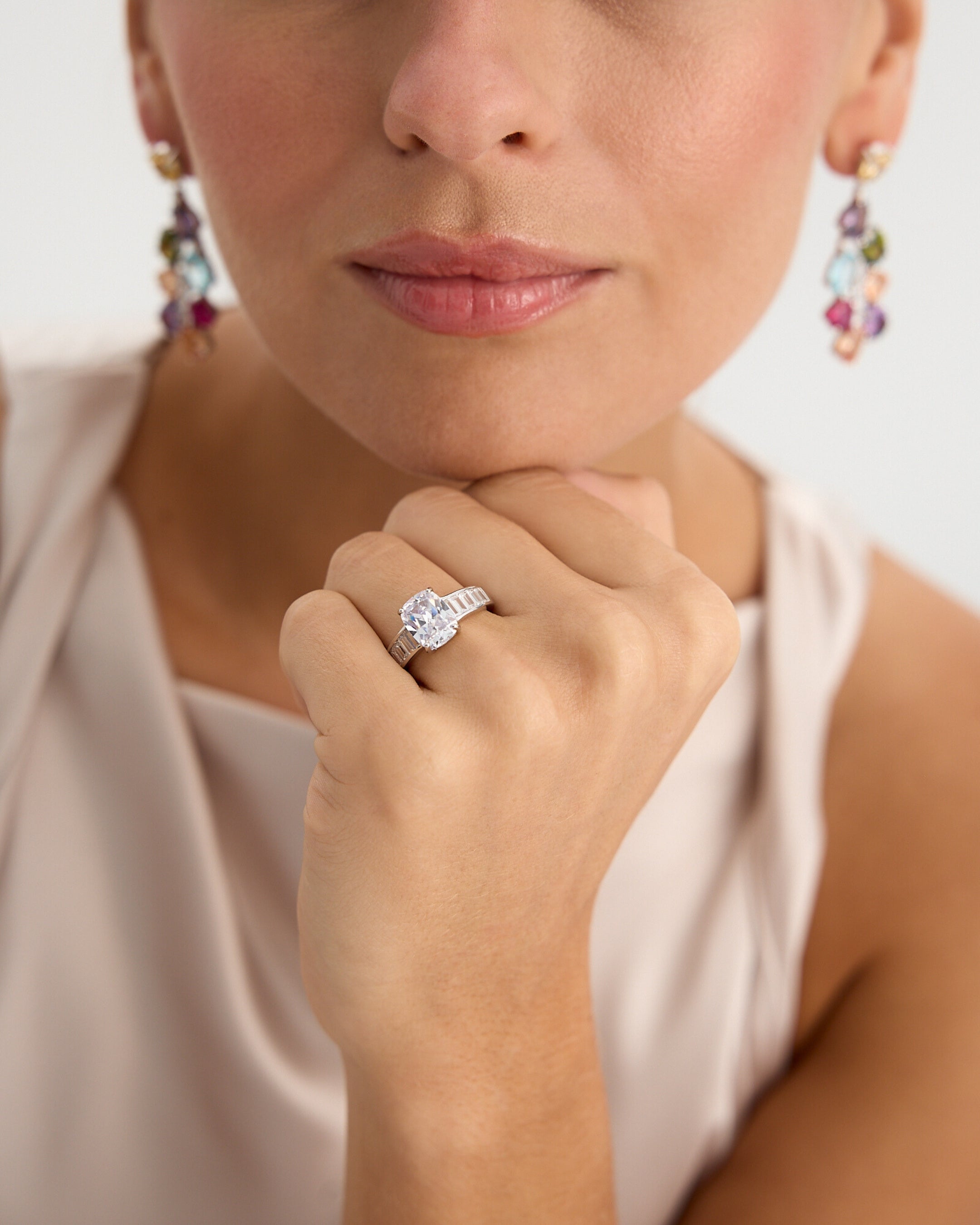 Detalle del anillo Éclair con piedras laterales en talla baguette y acabado elegante en blanco.