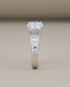 Vista frontal del anillo Éclair de Sibela Studio con piedra central brillante y detalles baguette.