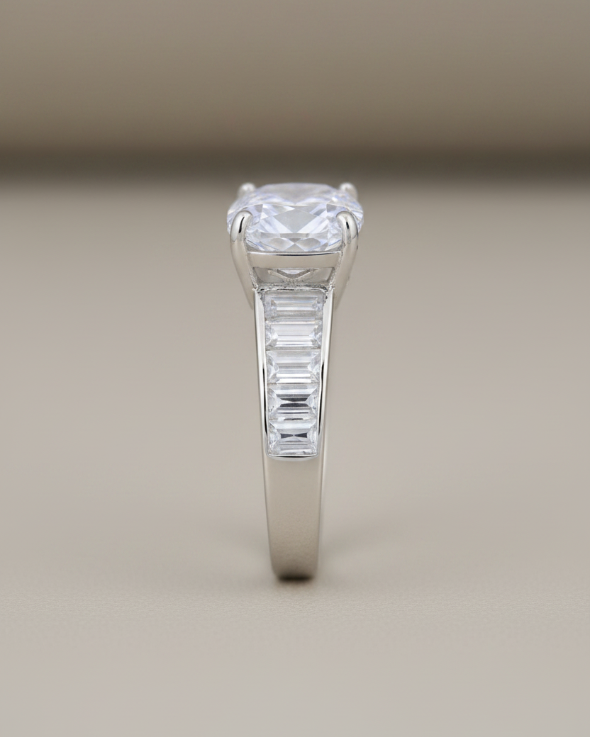 Vista frontal del anillo Éclair de Sibela Studio con piedra central brillante y detalles baguette.