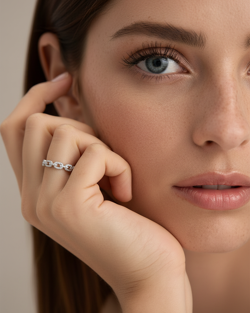 Anillo elegante con circonitas blancas y acabado brillante inspirado en los años 20.