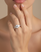 Anillo elegante para mujer con piedra blanca talla cojín rectangular y detalles laterales en talla baguette.