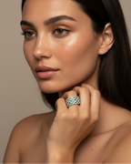 Joya de Sibela Studio acabada en rodio blanco con delicados detalles verdes esmeralda.