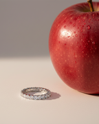 Anillo elegante acabado en rodio con circonitas blancas brillantes. Un diseño atemporal inspirado en la belleza de la sencillez.