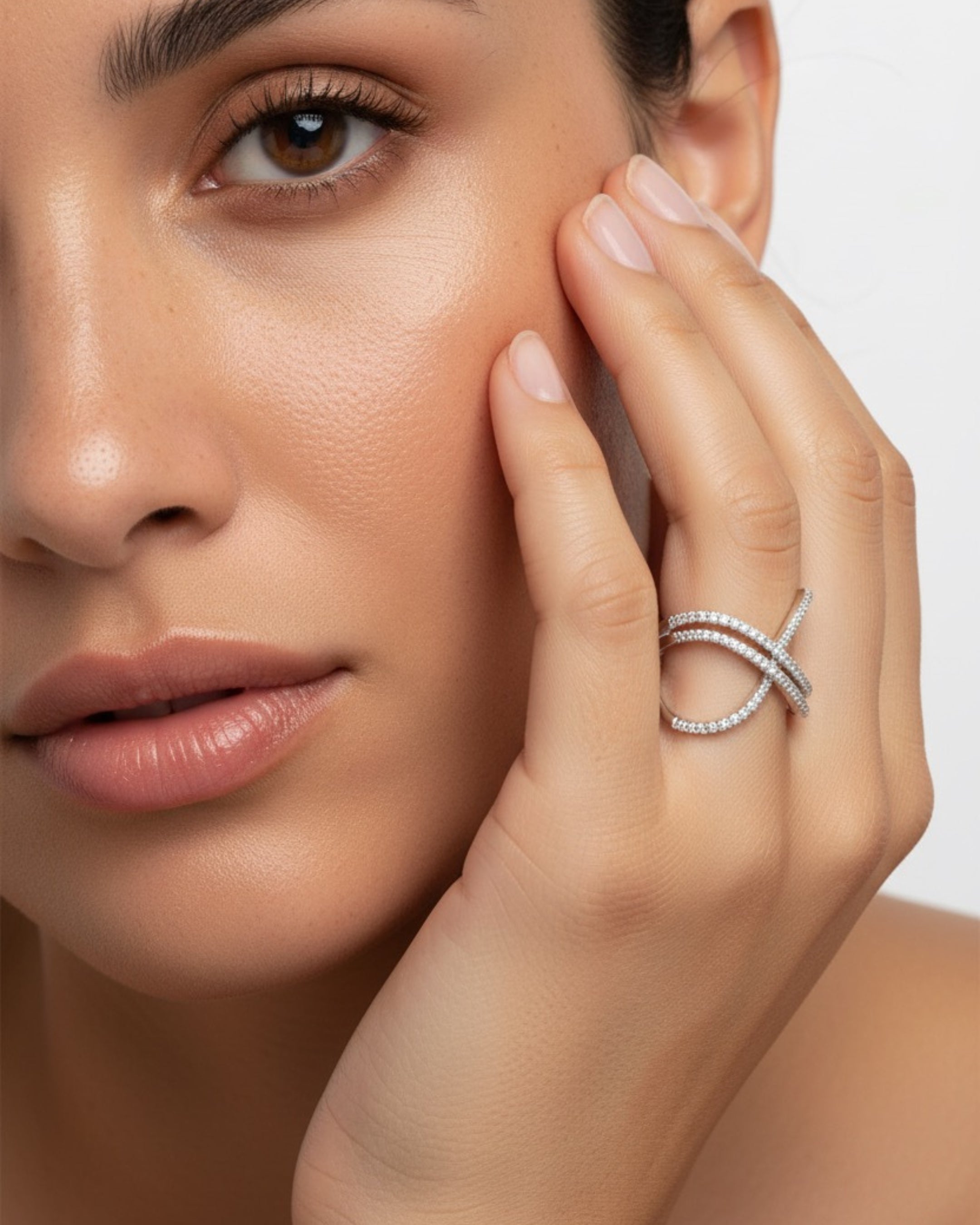 Detalle del anillo Geminidas con engaste de circonitas blancas.