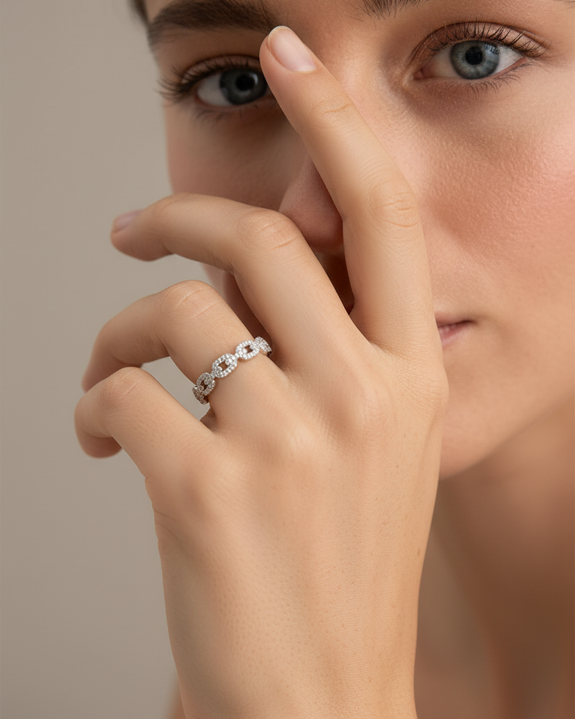 Anillo de eslabones brillantes de Sibela Studio con estilo vintage y sofisticado.