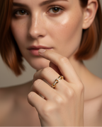 Anillo de eslabones unidos con circonitas blancas en talla brillante y chapado en oro amarillo de 18 kt.