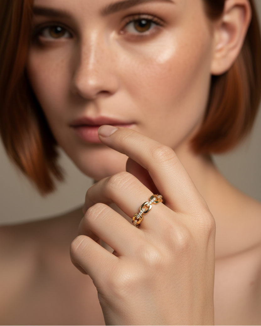 Anillo de eslabones unidos con circonitas blancas en talla brillante y chapado en oro amarillo de 18 kt.