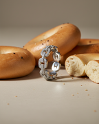 Anillo estilo art déco con diseño sofisticado y circonitas blancas brillantes.