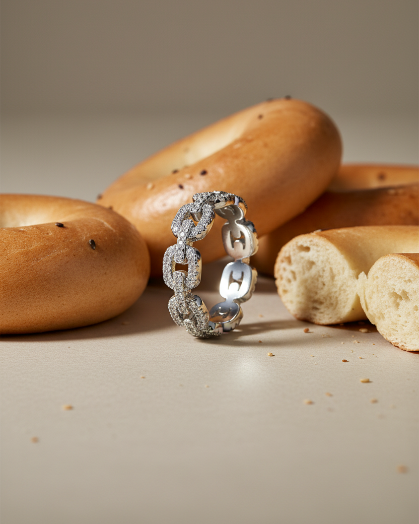 Anillo estilo art déco con diseño sofisticado y circonitas blancas brillantes.