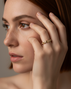 Anillo fino ideal para falange o dedo meñique, con diseño de eslabones y acabado en oro amarillo.