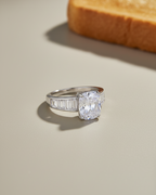 Anillo femenino con acabado brillante y elegante piedra central rectangular.