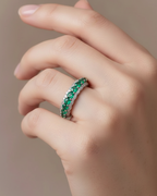 Anillo femenino con piedras verdes esmeralda y diseño delicado perfecto para uso diario.