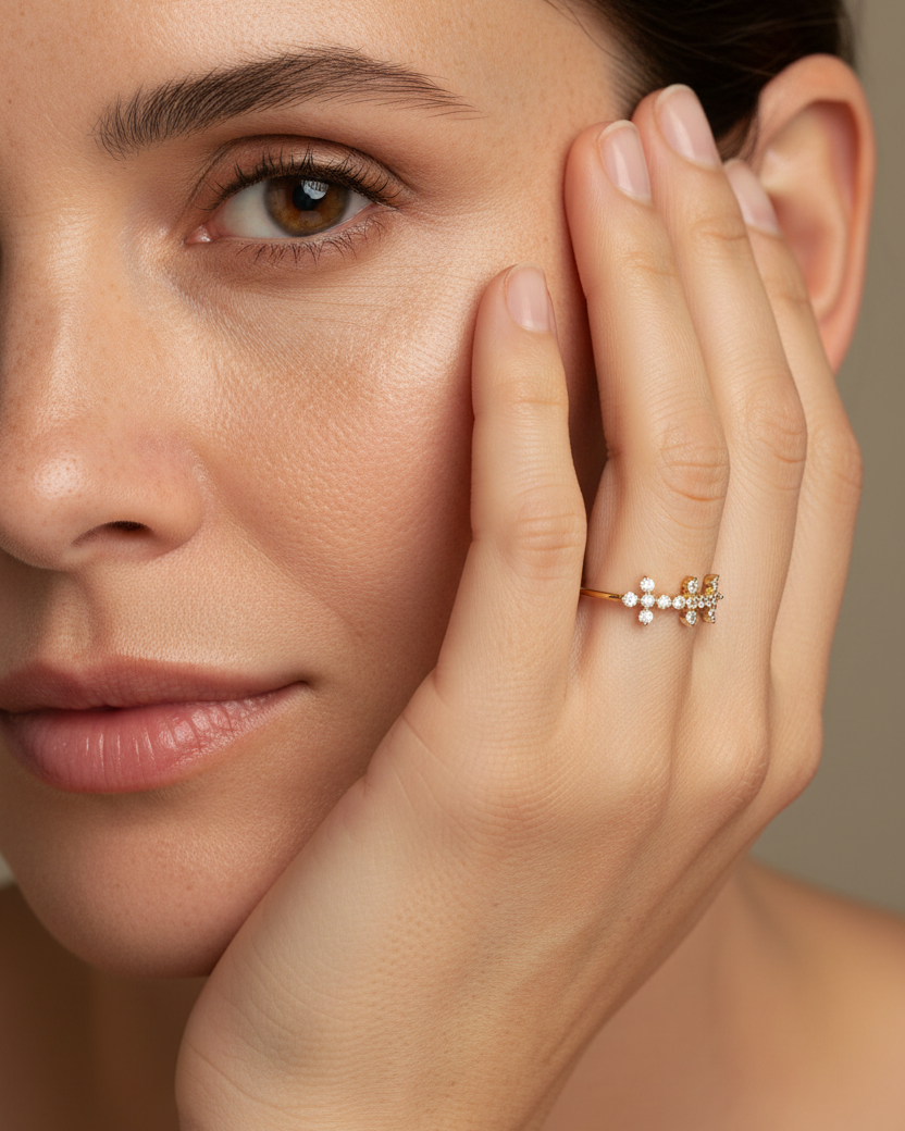 Anillo fino con diseño de cruces en circonitas blancas y acabado en oro amarillo, ideal para combinar.
