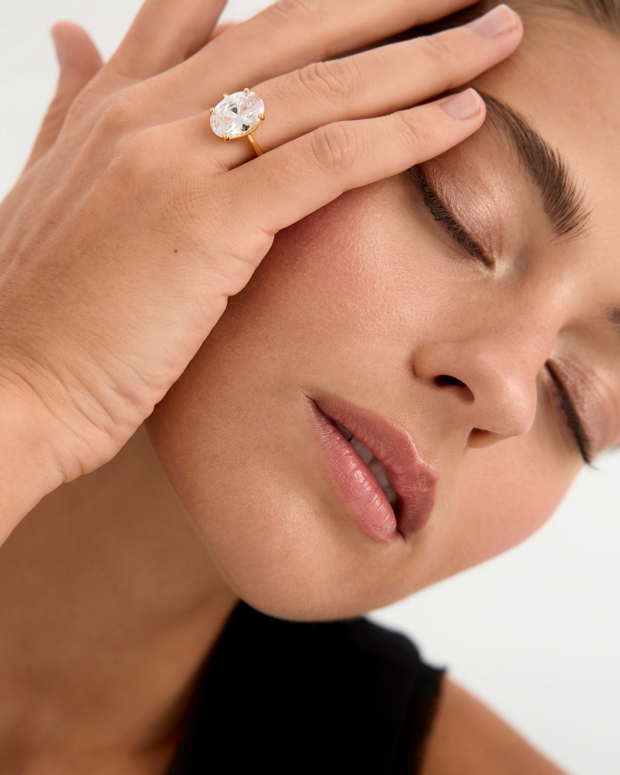 Anillo Flapper con piedra oval sujeta mediante cuatro garras que realzan su presencia y brillo.