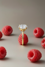 Anillo Flapper lucido sobre la mano. Una joya sofisticada con piedra oval y acabado dorado.