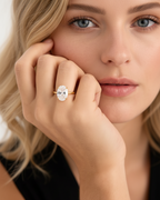 Anillo dorado de inspiración vintage con piedra oval y líneas elegantes que nunca pasan de moda.