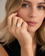 Anillo Flapper inspirado en la sofisticación de los años 20, con una gran piedra oval protagonista.