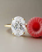 Anillo elegante para mujer con piedra oval y acabado en oro amarillo de 18 kts.