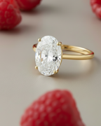 Detalle del anillo Flapper con piedra oval de gran luminosidad y acabado en oro amarillo de 18 kts.