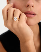 El anillo Flapper, inspirado en las mujeres audaces y libres de los años 20, combina sencillez y sofisticación. Fabricado en plata de ley 925 con un baño de oro amarillo de 18 quilates, este elegante anillo destaca por su piedra ovalada de 10x12 mm, engastada en cuatro garras. Ideal para quienes buscan una pieza con estilo moderno y toques vintage, es perfecto para usar tanto en el dedo meñique como en cualquier ocasión que requiera un toque de distinción