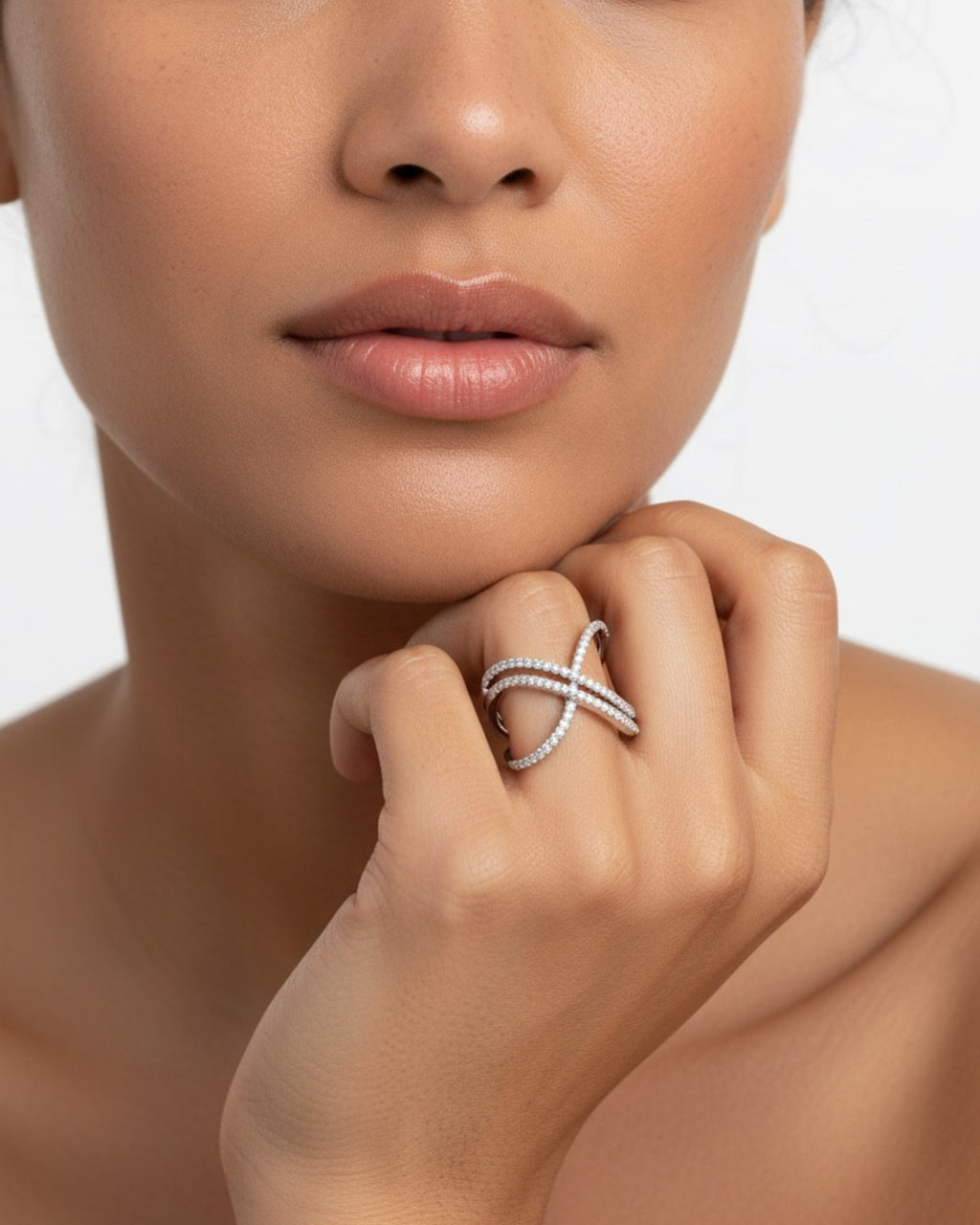 Anillo con circonitas blancas brillantes y diseño atemporal