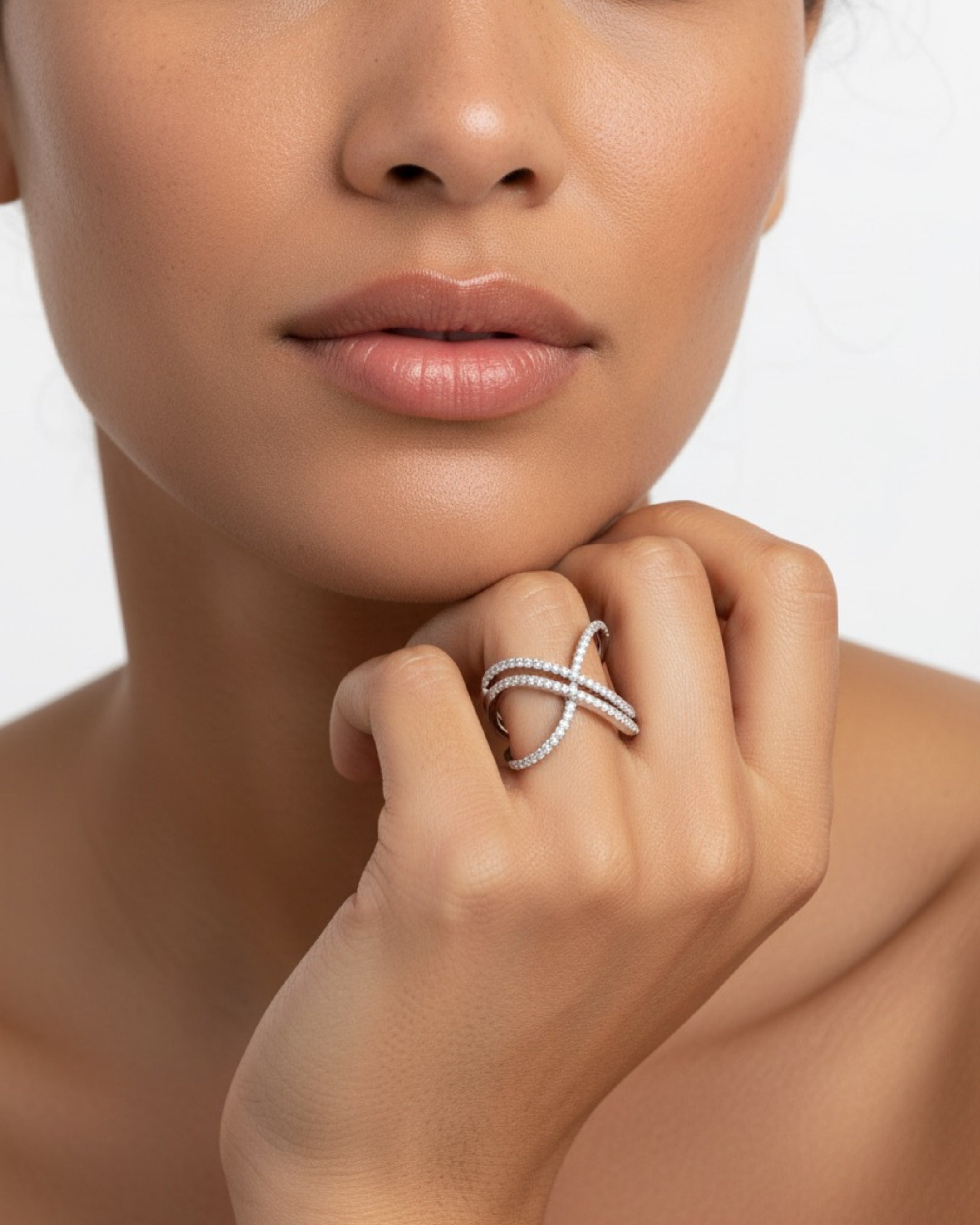 Anillo con circonitas blancas brillantes y diseño atemporal