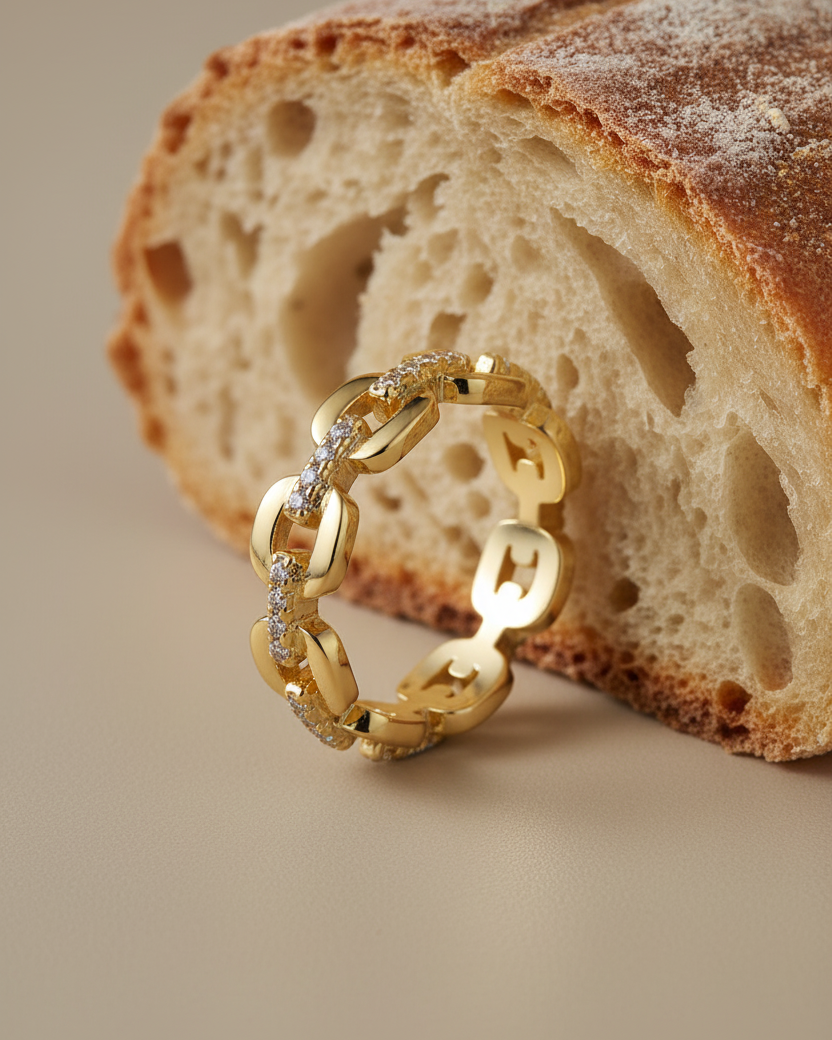 Anillo con circonitas blancas en talla brillante y acabado en oro amarillo de 18 kt, delicado y luminoso.