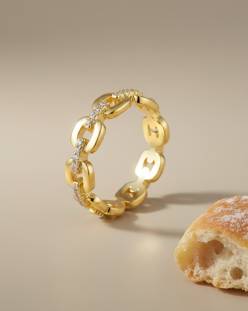 Anillo femenino de estilo vintage con circonitas brillantes y acabado en oro amarillo de 18 kt.