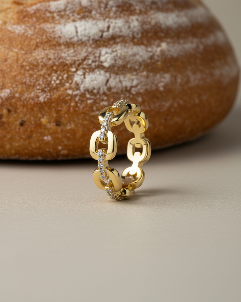 Anillo de joyería elegante con inspiración años 20, eslabones y circonitas blancas luminosas.