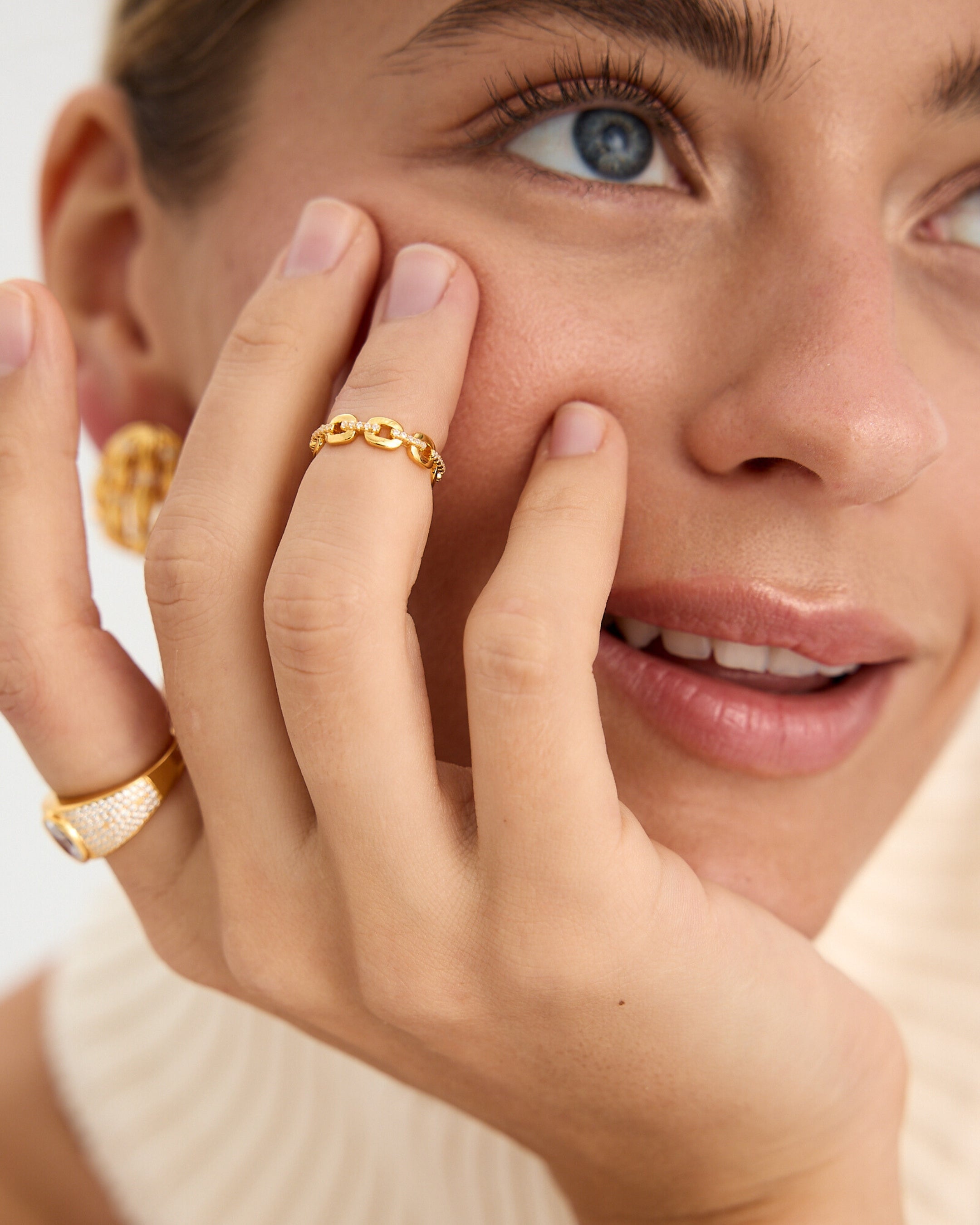 Anillo con delicadas circonitas blancas y acabado en oro amarillo que aporta luz y sofisticación.