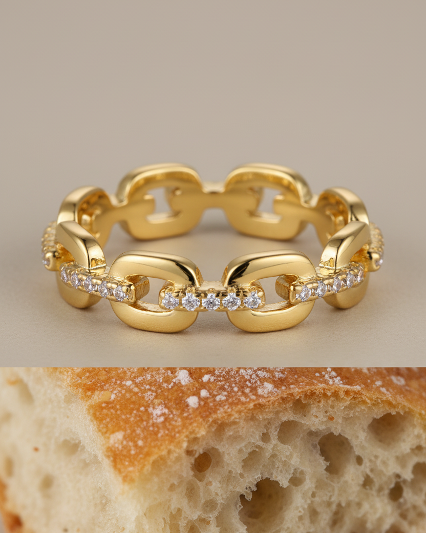 Anillo minimalista con eslabones y circonitas blancas que aportan un brillo sutil y elegante.