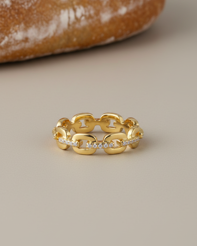 Anillo refinado con eslabones brillantes y circonitas blancas, ideal para looks sofisticados.