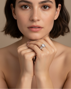 Joya elegante para mujer con diseño atemporal y acabado luminoso en blanco.