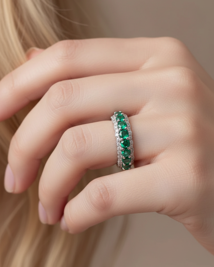 Anillo joya elegante con contraste de tonos verdes y blancos para un estilo femenino y refinado.