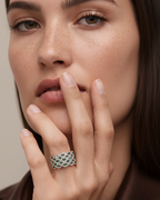 Joya elegante con piedras verde esmeralda y acabado refinado inspirada en la alta joyería.
anillo-contemporaneo-verde-y-blanco.jpg