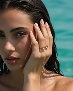 Anillo Kohë de diseño abierto con piedras naranjas sujetas mediante garras.