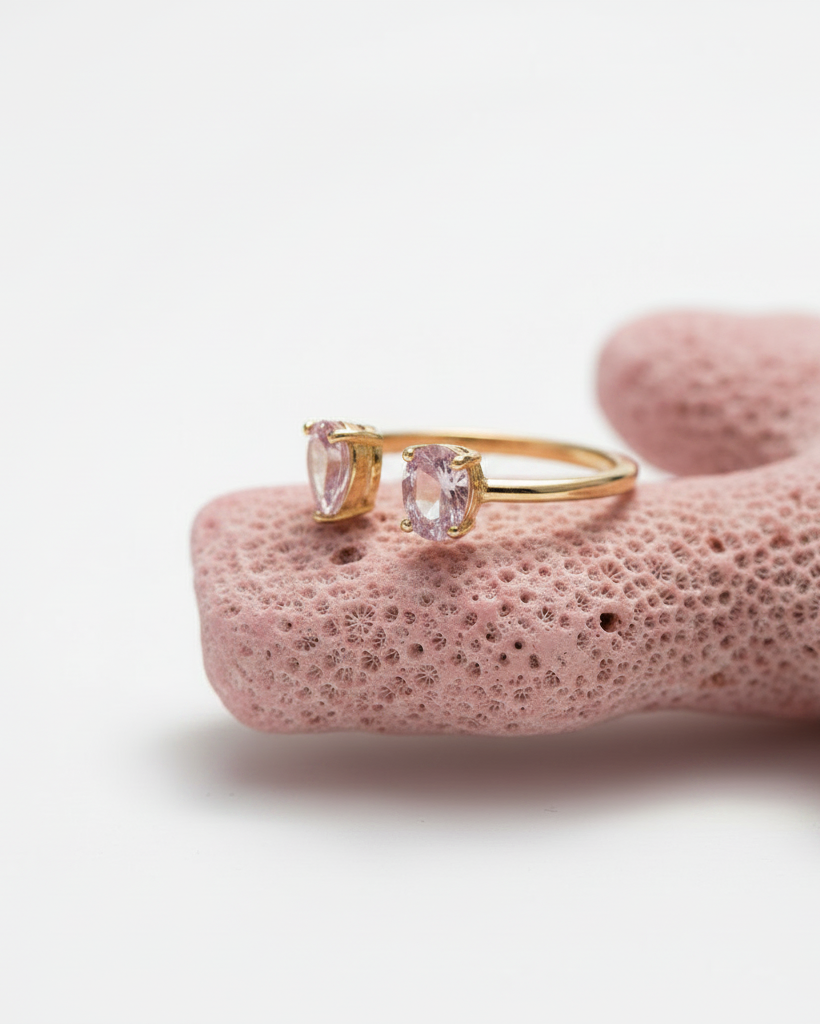 Anillo Kohë de diseño abierto con piedras rosas sujetas mediante garras.