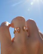 Anillo Kohë de plata de primera ley 925 con baño de oro amarillo de 18 kts y piedras naranjas.