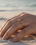 Anillo Kohë con piedras naranjas engastadas con tres y cuatro garras.