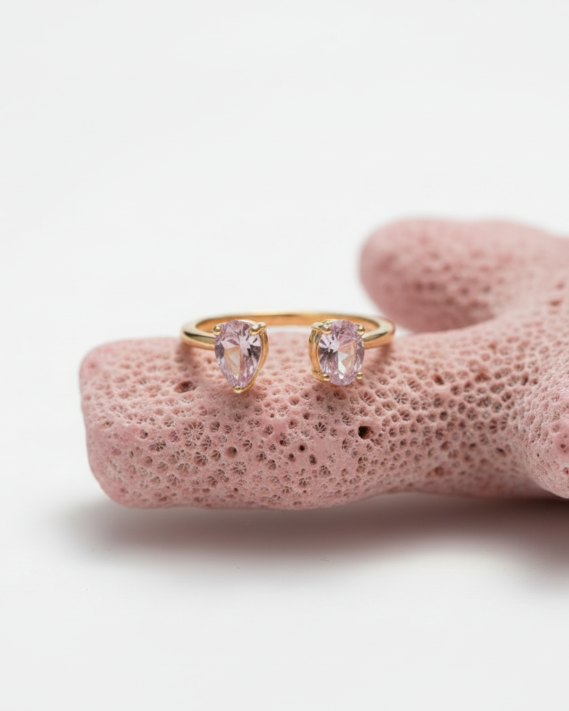 Anillo Kohë con piedras rosas engastadas mediante tres y cuatro garras.